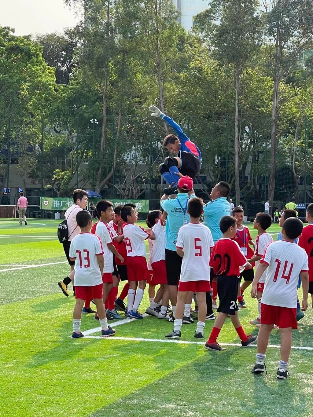 平山小学勇夺2021年南山区小学生足球锦标赛甲组冠军!